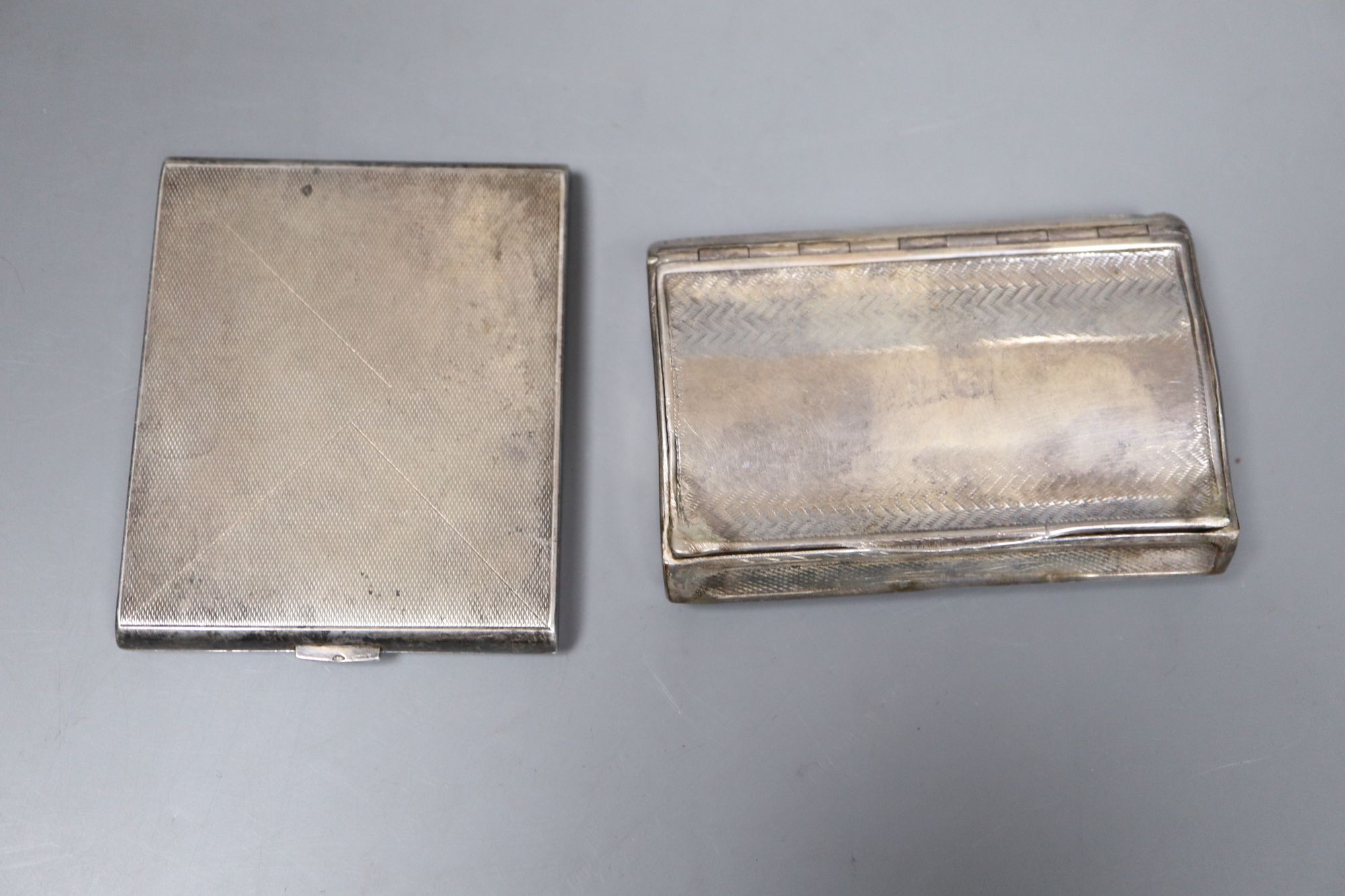 A Victorian silver-mounted glass oval hip flask, London, 1881,14cm, a later silver compact and a silver snuff box.